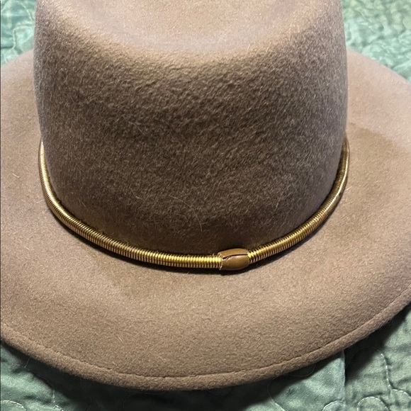 Women’s Eric Javits Beatriz wool felt fedora with gold accent band - Picture 10 of 13